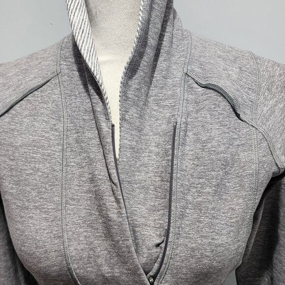 LULULEMON GRAY 1/4 ZIP STRETCHY ZIP POCKETS SWEATSHIRT PULLOVER SIZE 4 - Picture 3 of 11